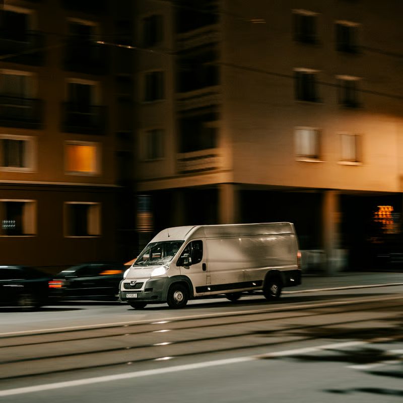 Transporter bei Nacht in der Stadt unterwegs